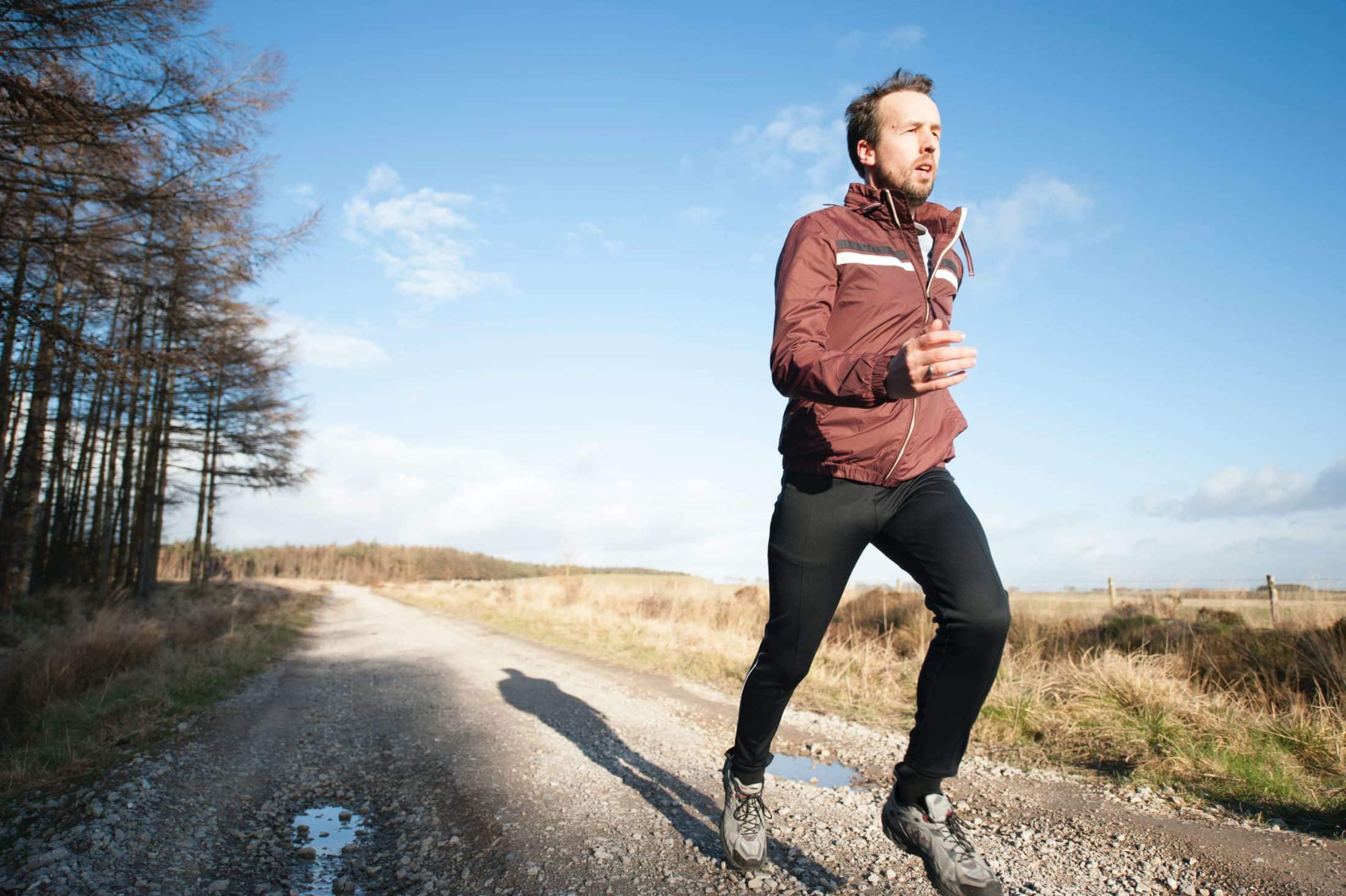 Juoksijalle voimaharjoittelu tarkoittaa ainakin kahta asiaa: Terveitä juoksukilometrejä ja taloudellisempaa menoa.  